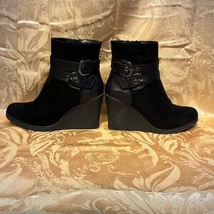 Whitemt black buckle detail wedge boots.   20-T9